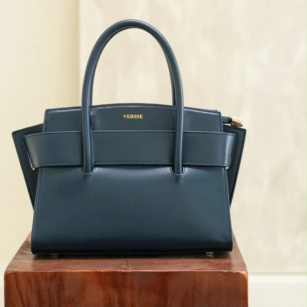 Structured Wing Tote — Navy