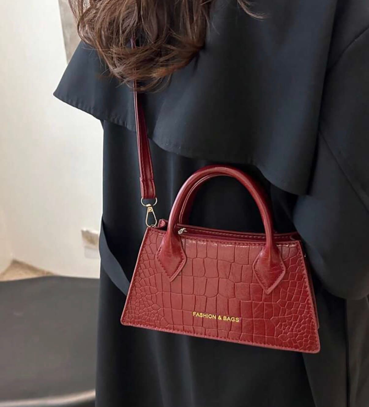 Vintage Crocodile Embossed PU Small Square Bag, Burgundy, Multi-Functional Zipper Trapezoid Shoulder Bag For Women, Suitable For Commuting, Fashion Burgundy Bag, Red Bag